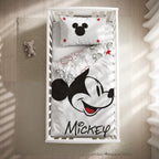 Disney Mickey Mouse Kleinkindbettwäsche ‘GreyScale Red’ 100 x 135 cm mit Kissenbezug 40 x 60 cm im Gitterbett, Draufsicht mit umgeschlagener Wendeseite