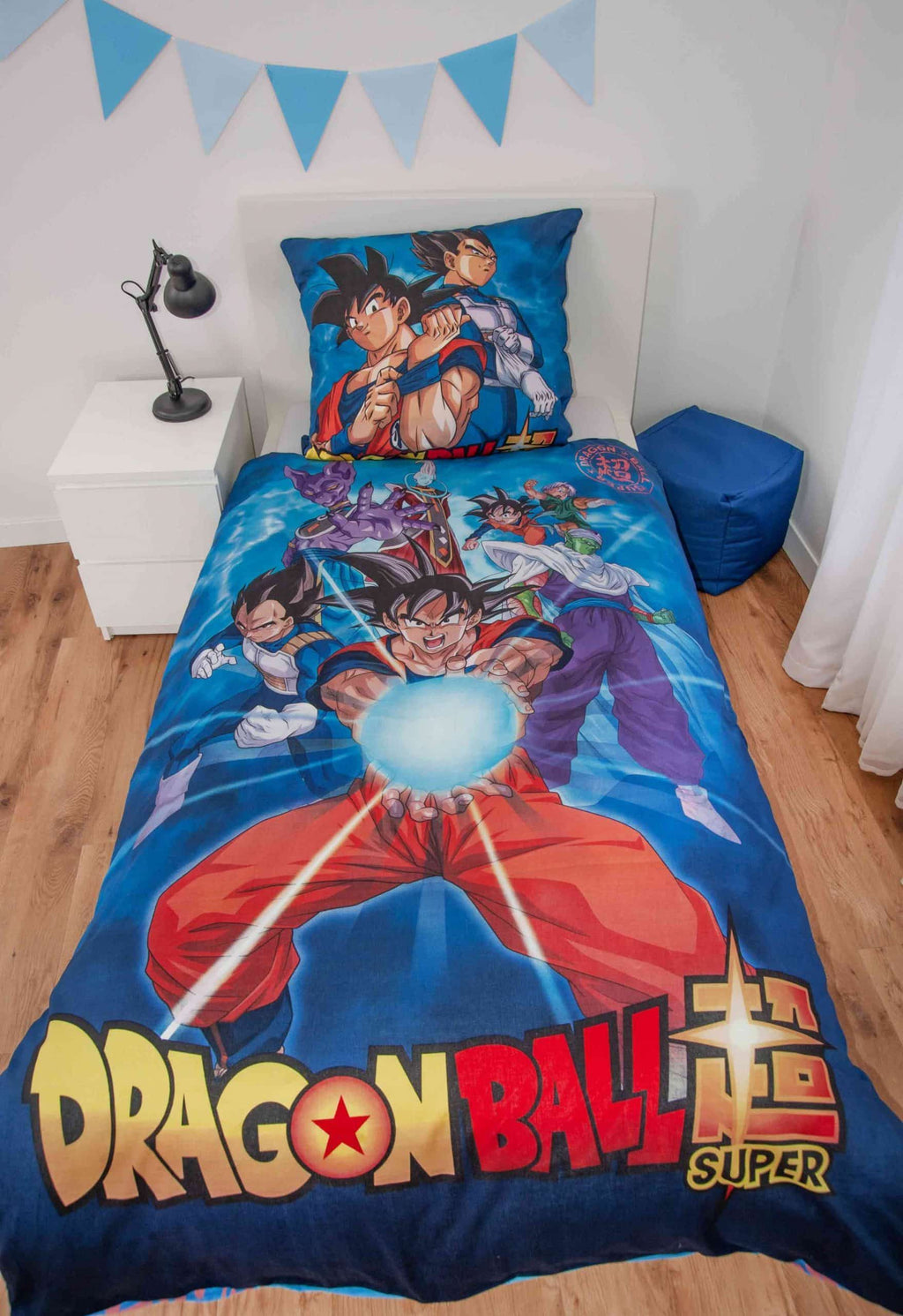 Dragonball Bettwäsche ‘Classic’ auf einem Einzelbett im Jugendzimmer