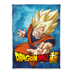 Dragonball Kuscheldecke ‘Son Goku’ 150 x 200 cm: Goku als Super-Saiyajin vor leuchtendem Blau mit Dragon-Ball-Super-Logo