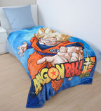 Dragonball Kuscheldecke ‘Son Goku’ auf einem Bett