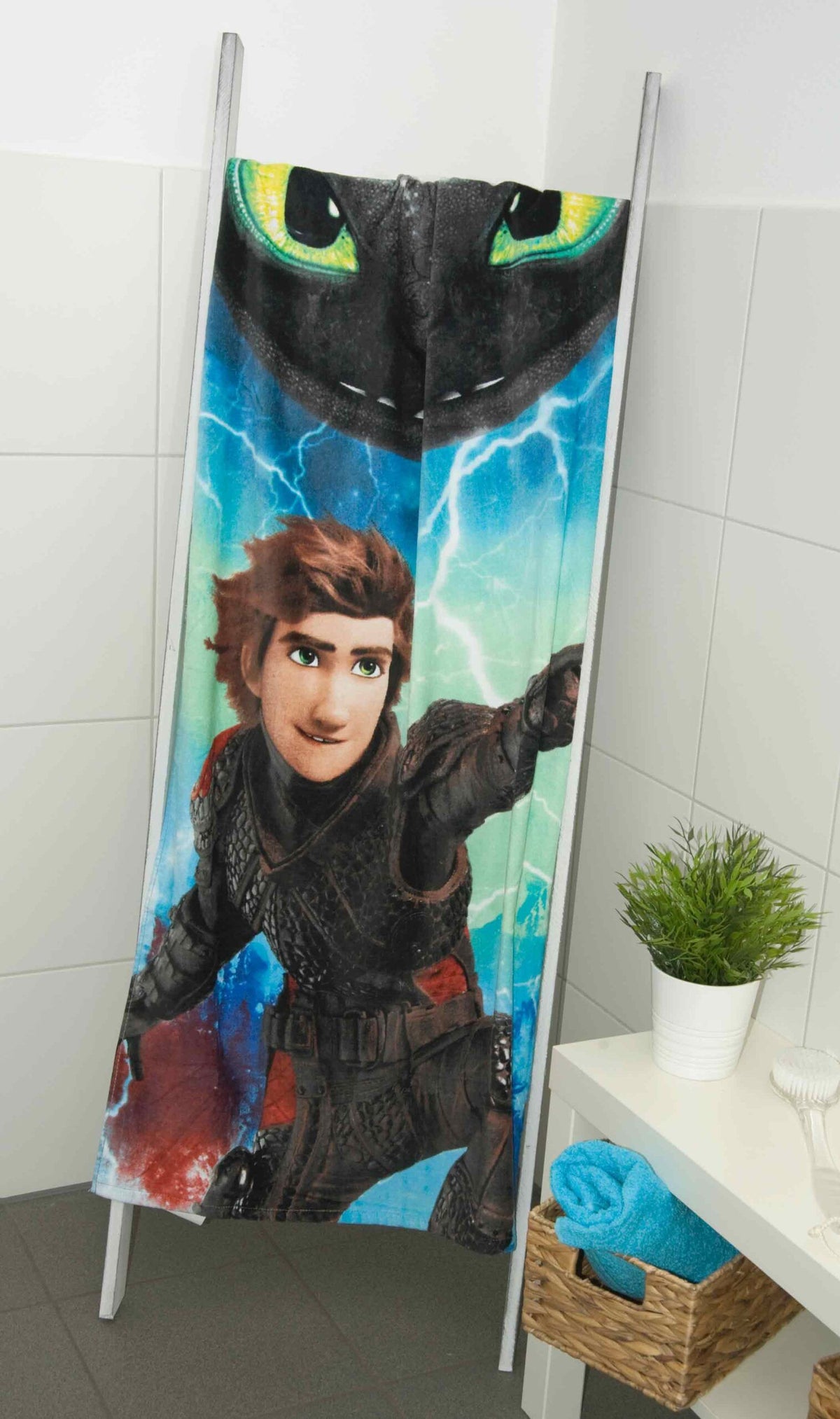 Dragons Badetuch ‘Hicks & Ohnezahn’ über einer Leiter im Badezimmer
