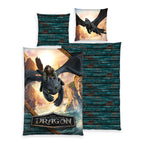 Dragons Bettwäsche-Set ‘Drachenreiter’ 135 x 200 cm: Bettbezug mit Hicks auf Ohnezahn über den Klippen, Wendeseite mit Holzmuster, Kissen 80 x 80 cm