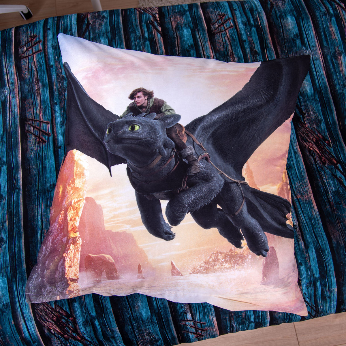 Kissen 80 x 80 cm der Dragons Bettwäsche ‘Drachenreiter’ auf der Holzmuster-Wendeseite