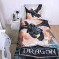 Dragons Bettwäsche ‘Drachenreiter’ von oben auf einem Einzelbett mit Logo