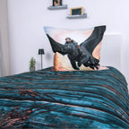 Kissen mit Hicks und Ohnezahn auf der Holzmuster-Wendeseite der Dragons Bettwäsche