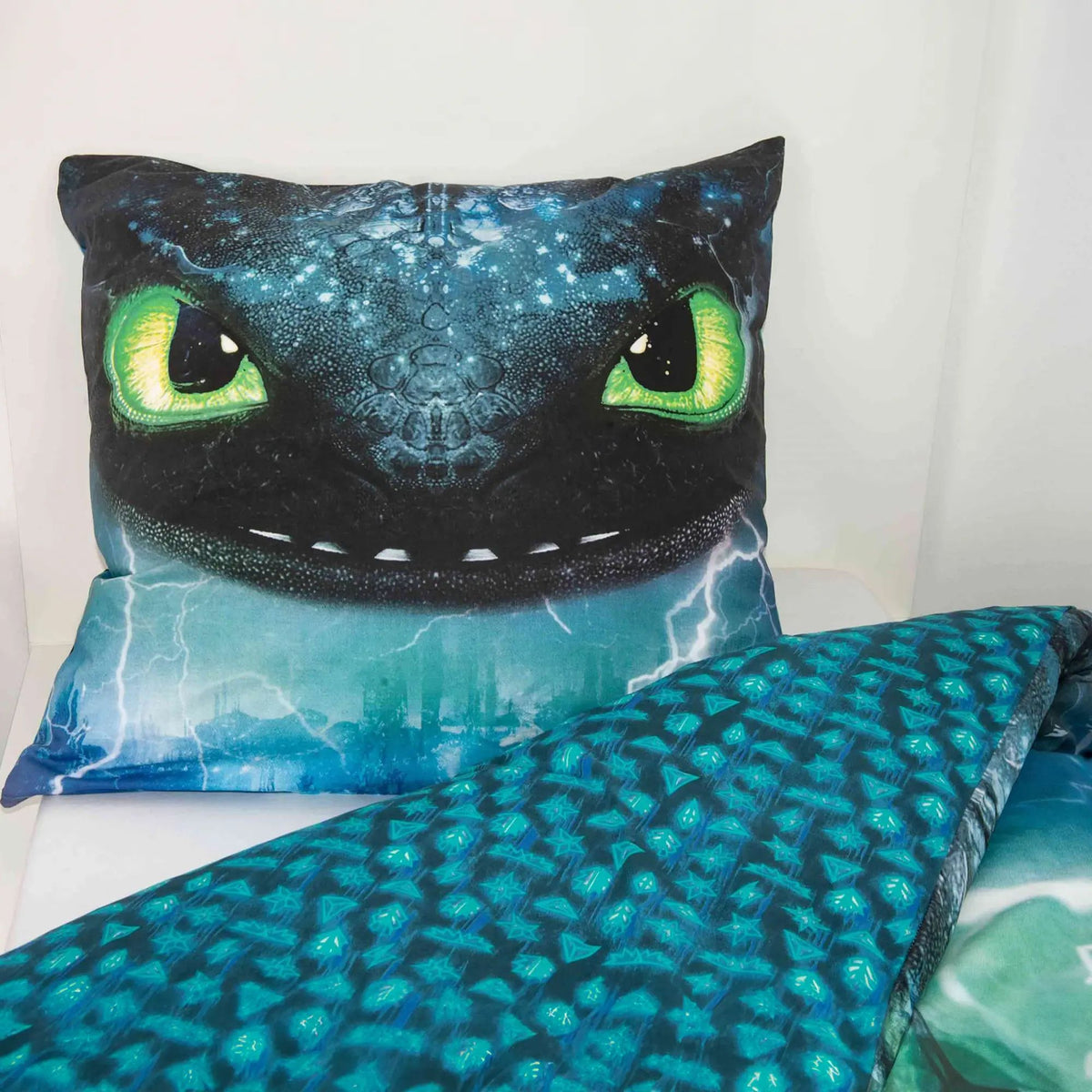 Kissen mit Ohnezahns grünen Augen auf der Drachenschuppen-Wendeseite der Dragons Bettwäsche