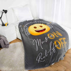 Emot!x Kuscheldecke ‘Music’ auf einem Bett