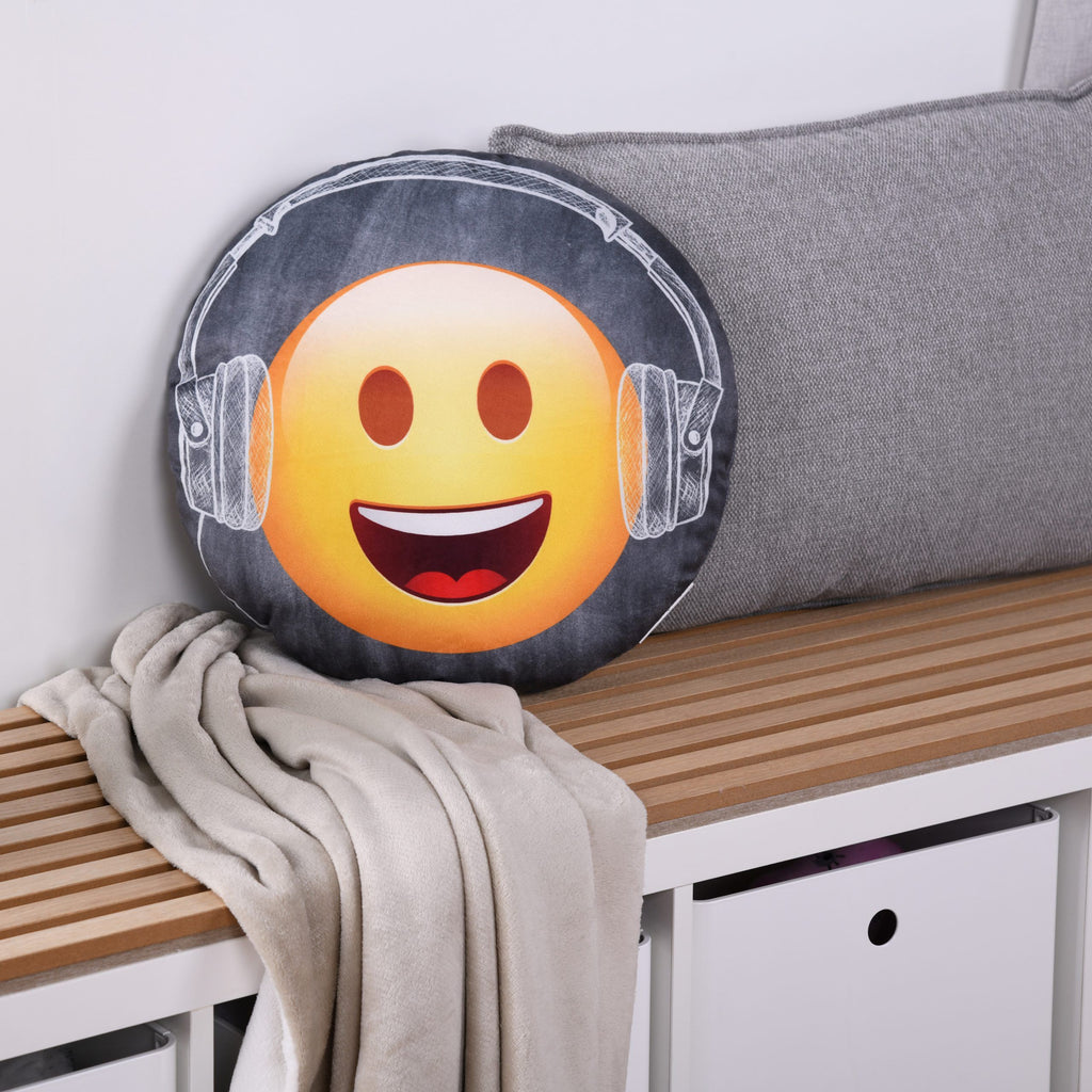 Emot!x Rundkissen ‘Music’ mit Smiley-Seite auf einer Holzbank mit Decke