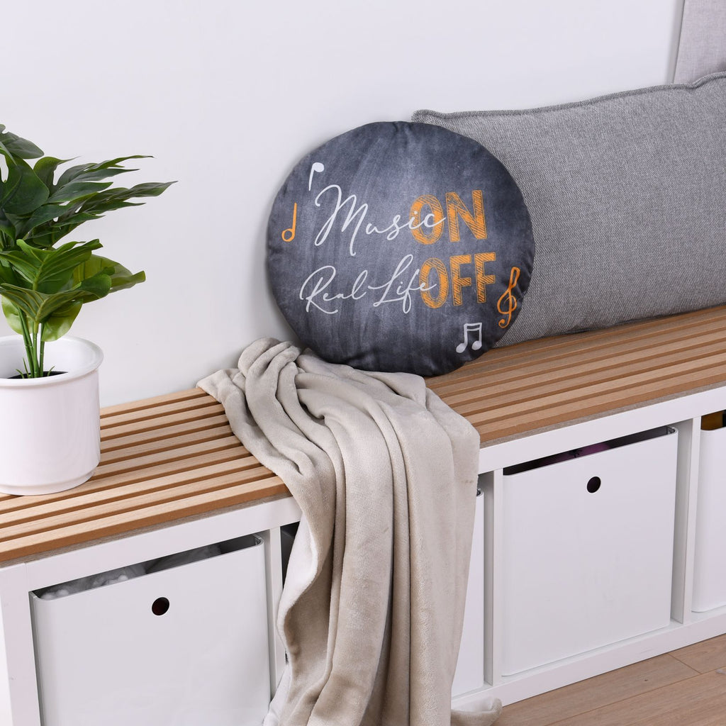 Emot!x Rundkissen ‘Music’ mit der Spruch-Seite ‚Music on, Real life off‘ auf einer Holzbank