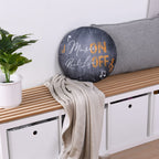 Emot!x Rundkissen ‘Music’ mit der Spruch-Seite ‚Music on, Real life off‘ auf einer Holzbank