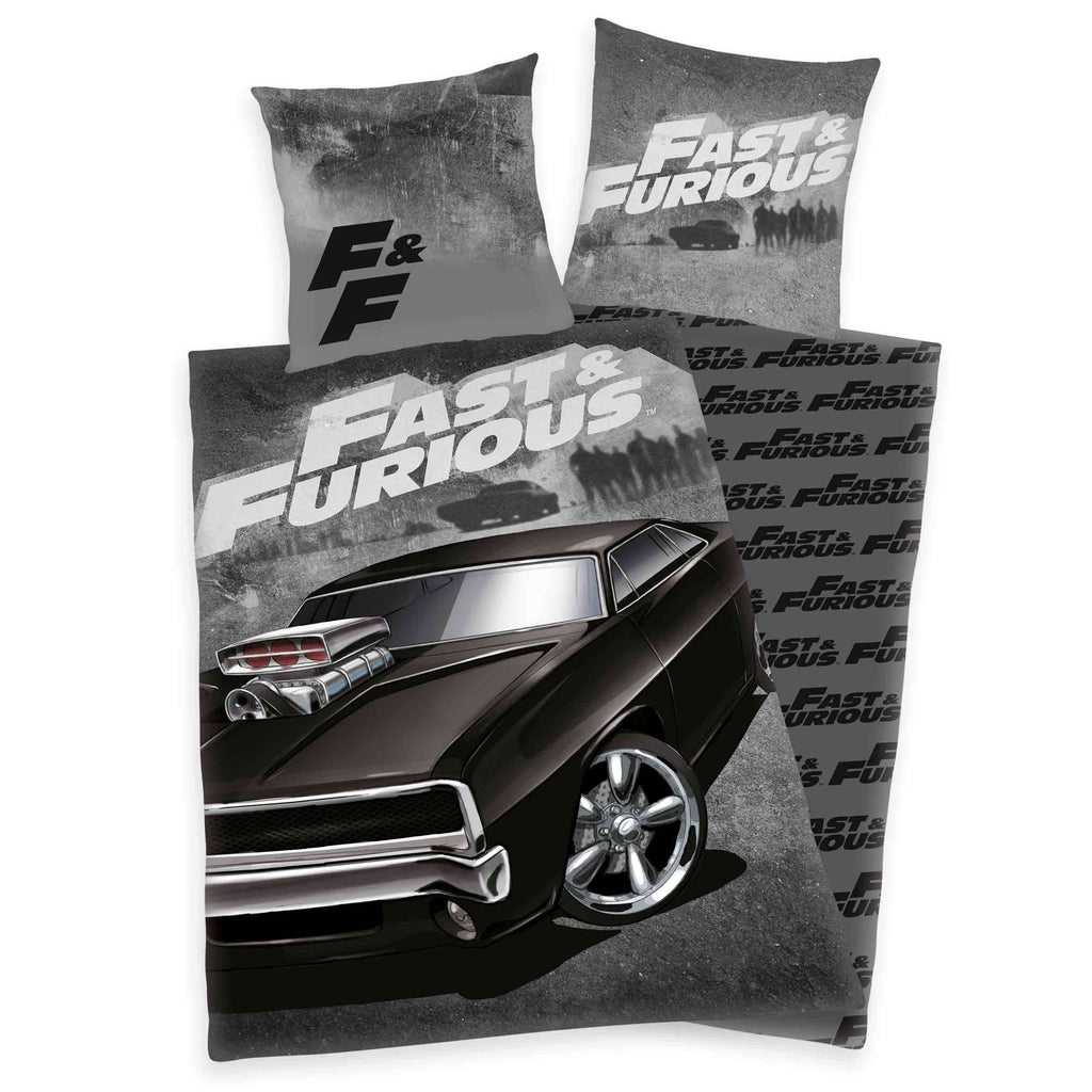 Fast & Furious Bettwäsche-Set ‘Race’ 135 x 200 cm: Bettbezug grau mit schwarzem Muscle-Car und Schriftzug, Wendeseite mit Logo-Muster, Kissen 80 x 80 cm mit F&F