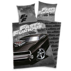 Fast & Furious Bettwäsche-Set ‘Race’ 135 x 200 cm: Bettbezug grau mit schwarzem Muscle-Car und Schriftzug, Wendeseite mit Logo-Muster, Kissen 80 x 80 cm mit F&F
