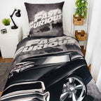 Fast & Furious Bettwäsche ‘Race’ auf einem Einzelbett, Muscle-Car auf grauem Grund