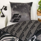 Kissen mit F&F-Kürzel und Wendeseite mit Fast-&-Furious-Schriftzug als Muster