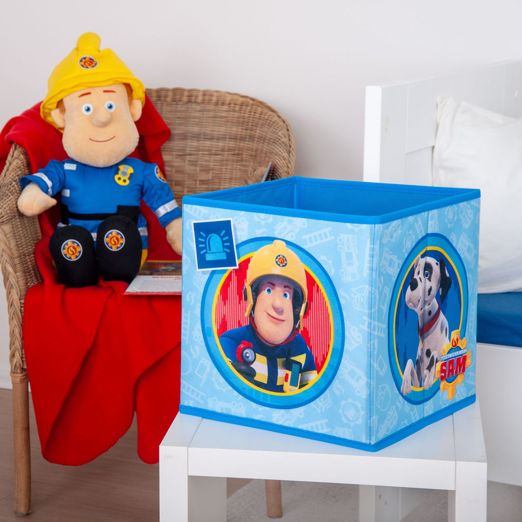 Feuerwehrmann Sam Aufbewahrungsbox neben einer Plüschfigur von Sam auf einem Korbstuhl