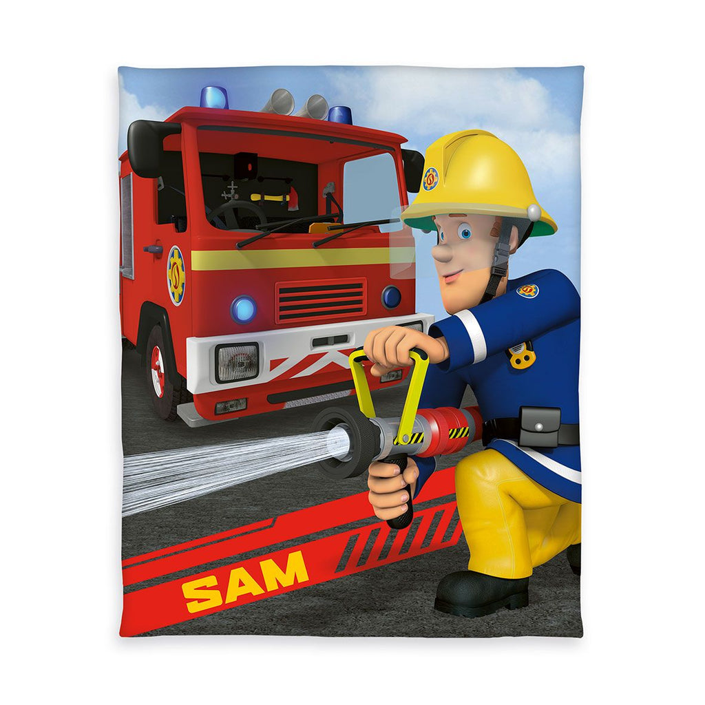 Feuerwehrmann Sam Fleecedecke ‘Sam’ 130 x 160 cm: Sam mit Schlauch vor dem roten Feuerwehrauto, Schriftzug SAM