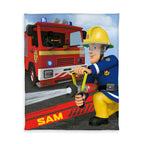 Feuerwehrmann Sam Fleecedecke ‘Sam’ 130 x 160 cm: Sam mit Schlauch vor dem roten Feuerwehrauto, Schriftzug SAM