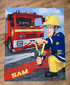 Feuerwehrmann Sam Fleecedecke ‘Sam’ ausgebreitet auf einem Holzboden