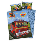Feuerwehrmann Sam Kleinkindbettwäsche-Set ‘Classic’ 100 x 135 cm: Bettbezug mit Feuerwehrauto Jupiter, Sam und Hubschrauber, Wendeseite hellblau mit Feuerwehr-Symbolen, Kissen 40 x 60 cm