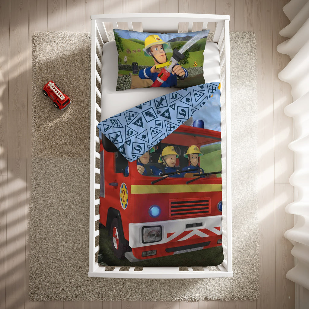 Feuerwehrmann Sam Kleinkindbettwäsche-Set ‘Classic’ 100 x 135 cm mit Kissenbezug 40 x 60 cm im Gitterbett, Draufsicht mit umgeschlagener Wendeseite