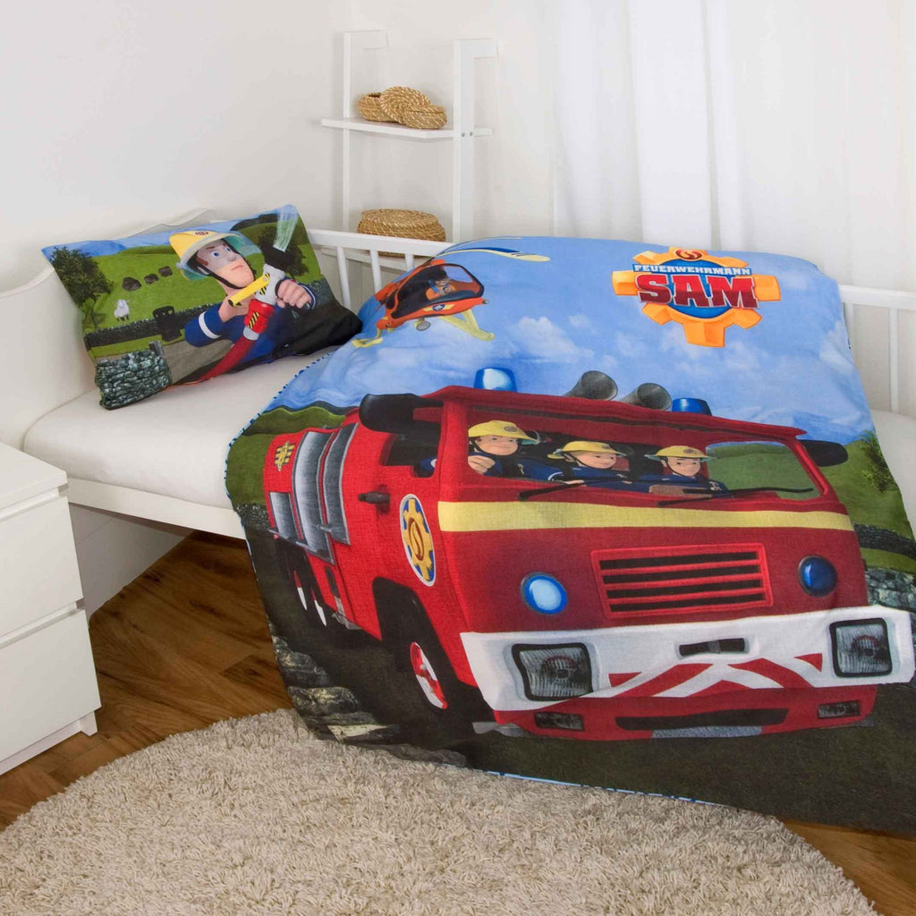 Feuerwehrmann Sam Kleinkindbettwäsche ‘Classic’ auf einem Kinderbett, Kissen mit Sam am Wasserschlauch