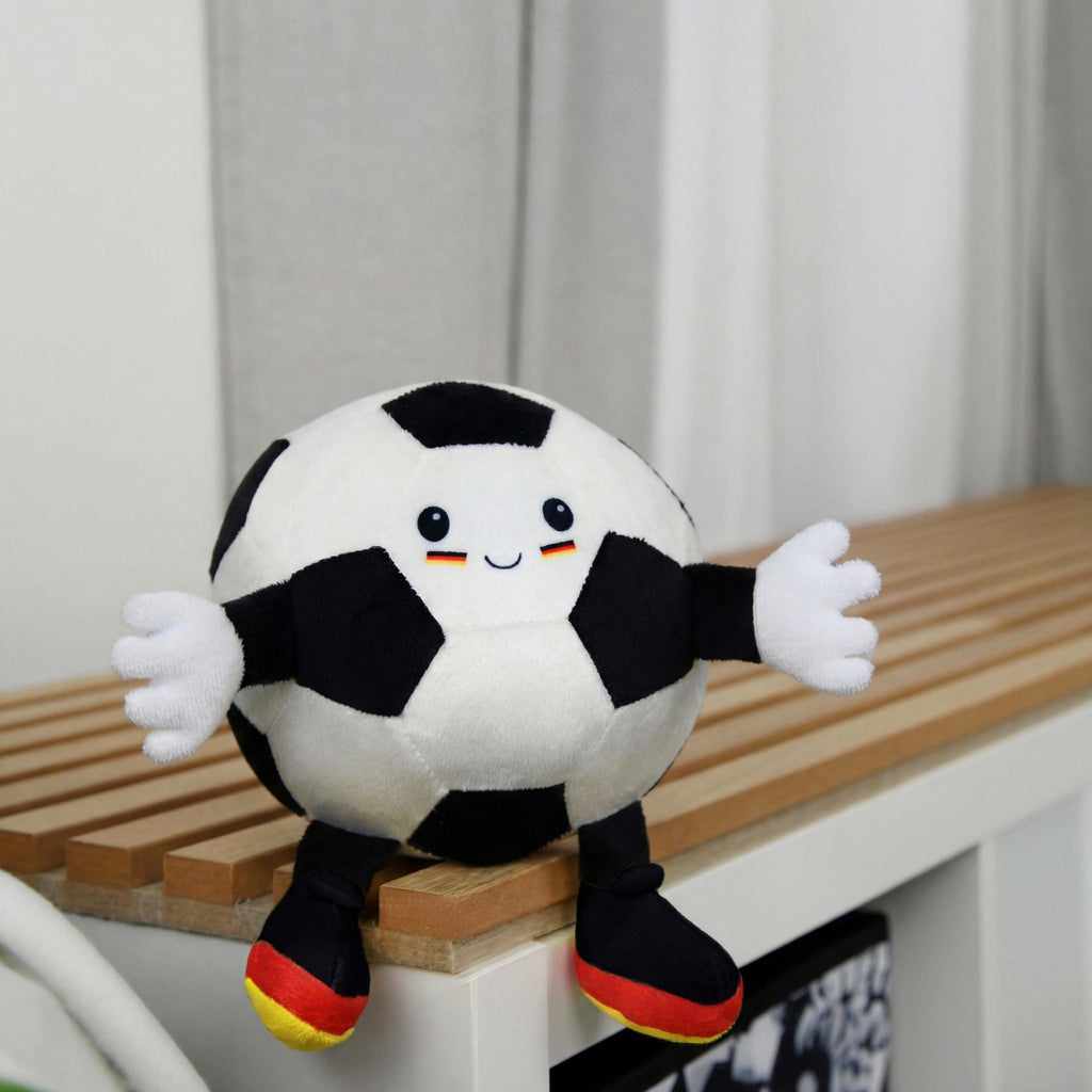 Fußball Formkissen ‘Ole Olé Olé’ auf einer Holzbank