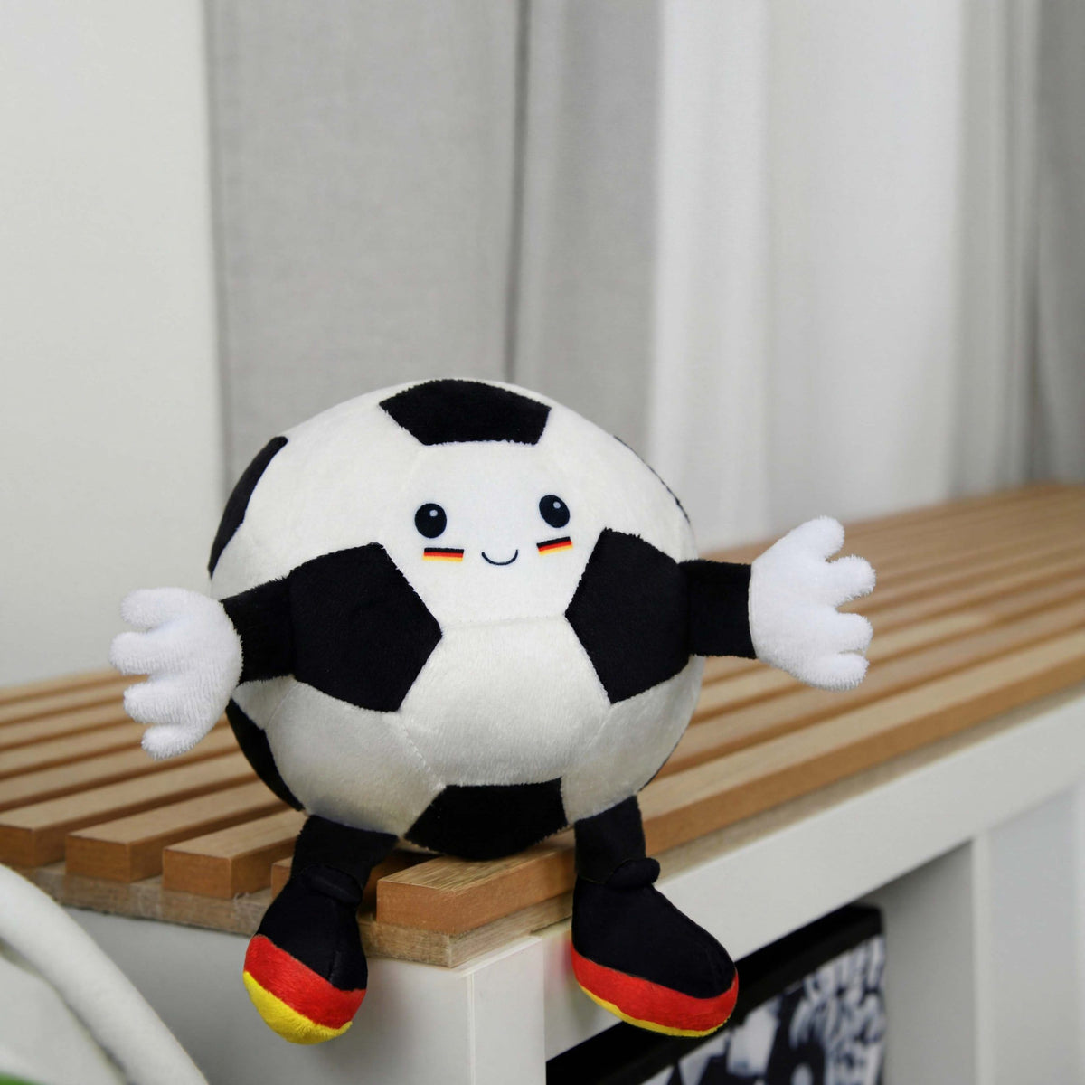Fußball Formkissen ‘Ole Olé Olé’ auf einer Holzbank