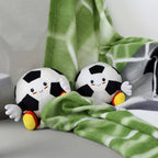 Zwei Fußball Formkissen ‘Ole Olé Olé’ auf dem Sofa