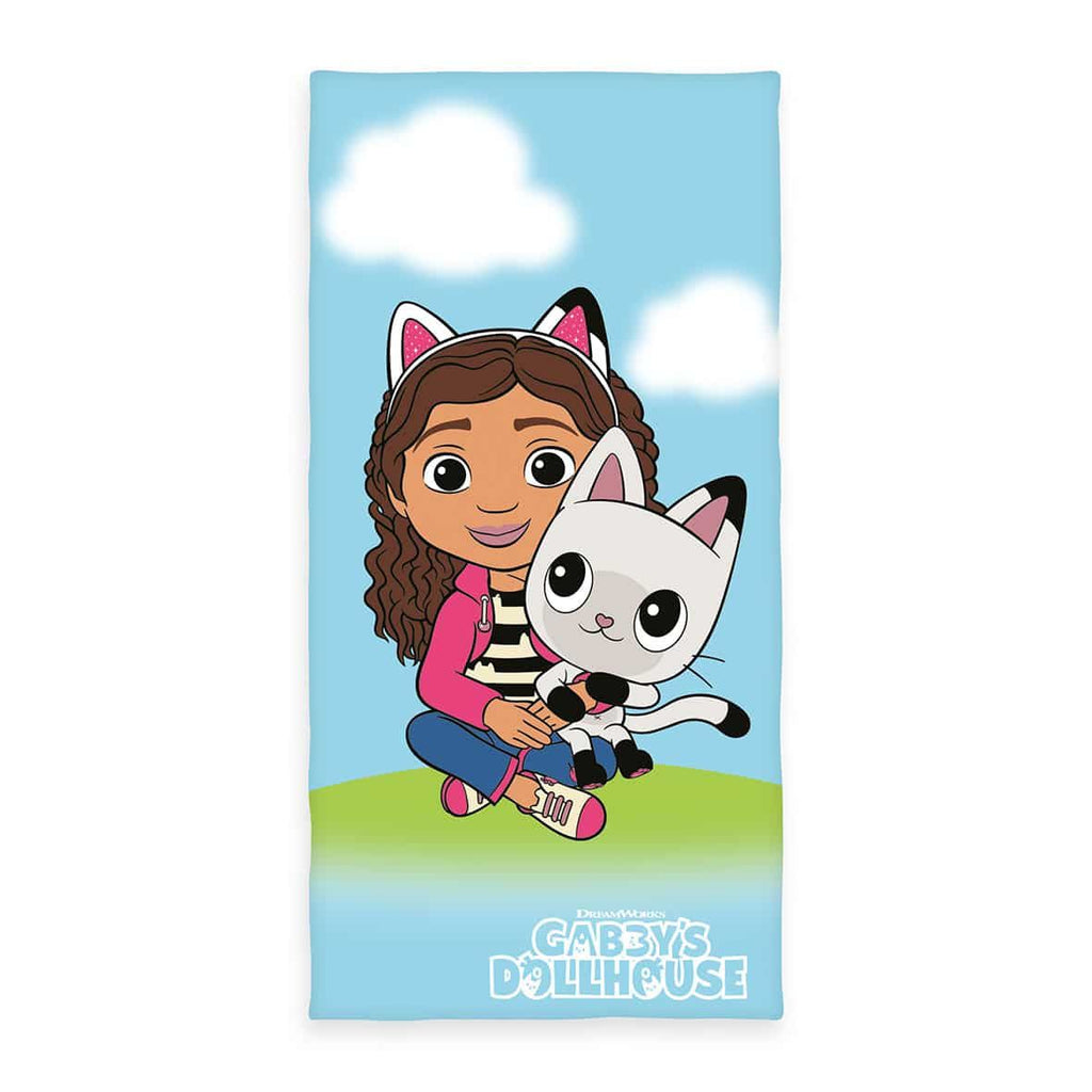 Gabby's Dollhouse Badetuch ‘Happy’ 75 x 150 cm: Gabby mit Pandy Paws auf der Wiese unter Wolken, darunter der Schriftzug