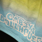 Schriftzug „Gabby's Dollhouse“ auf dem Badetuch in Nahaufnahme