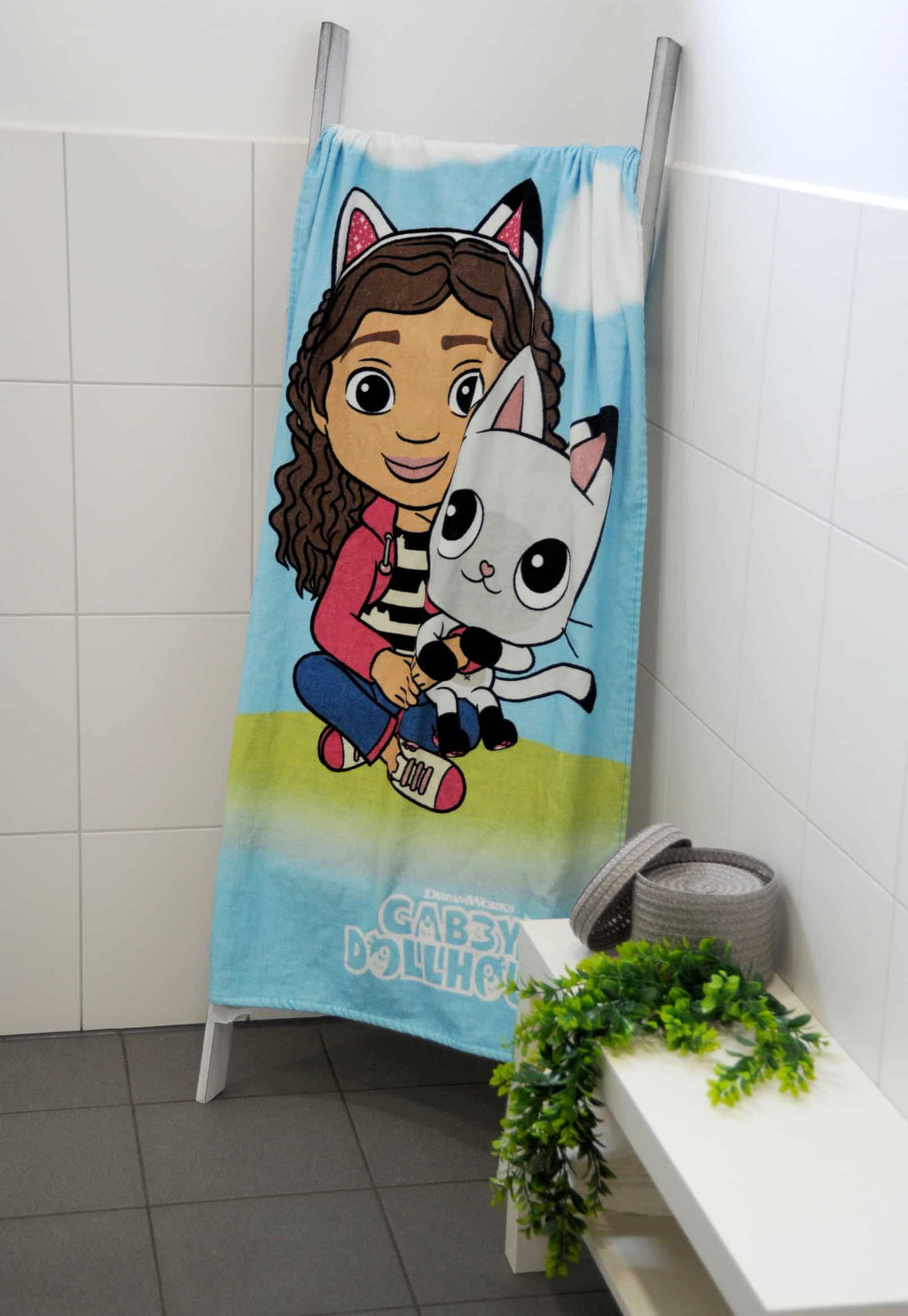 Gabby's Dollhouse Badetuch ‘Happy’ über einer Leiter im Badezimmer
