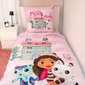 Gabby's Dollhouse Bettwäsche ‘Pink Dreams’ auf einem Einzelbett im Kinderzimmer