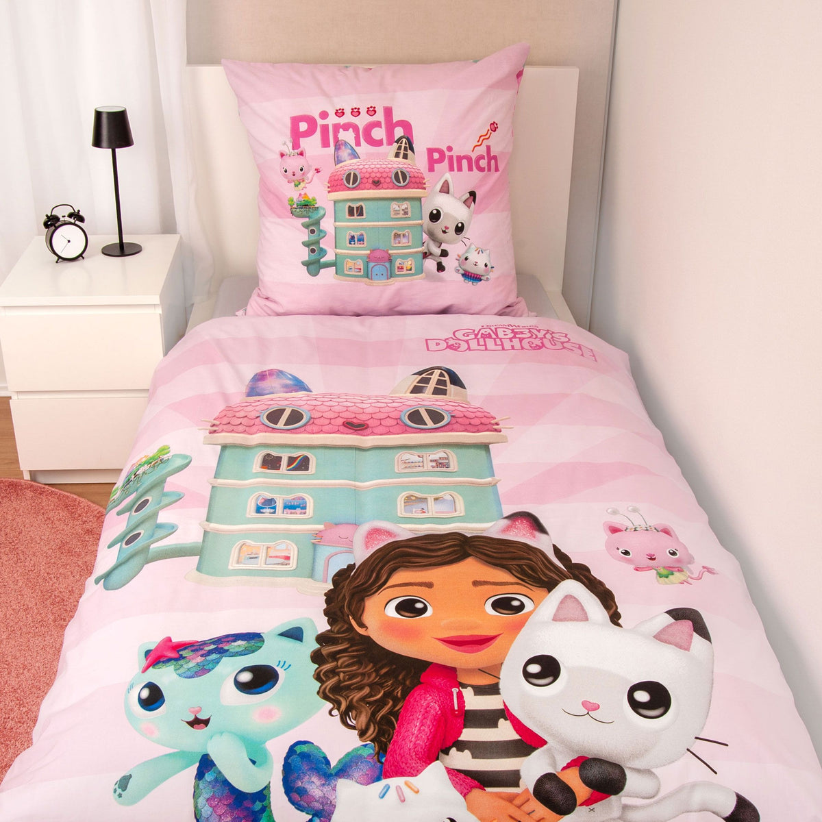 Gabby's Dollhouse Bettwäsche ‘Pink Dreams’ auf einem Einzelbett im Kinderzimmer
