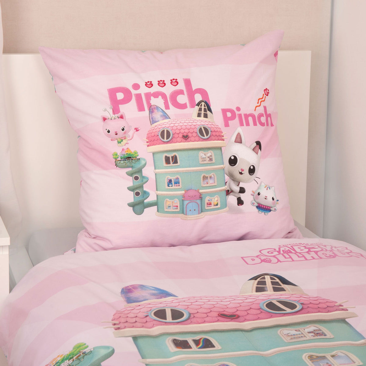 Kissen mit Puppenhaus auf dem Bett, Gabby's Dollhouse Bettwäsche ‘Pink Dreams’