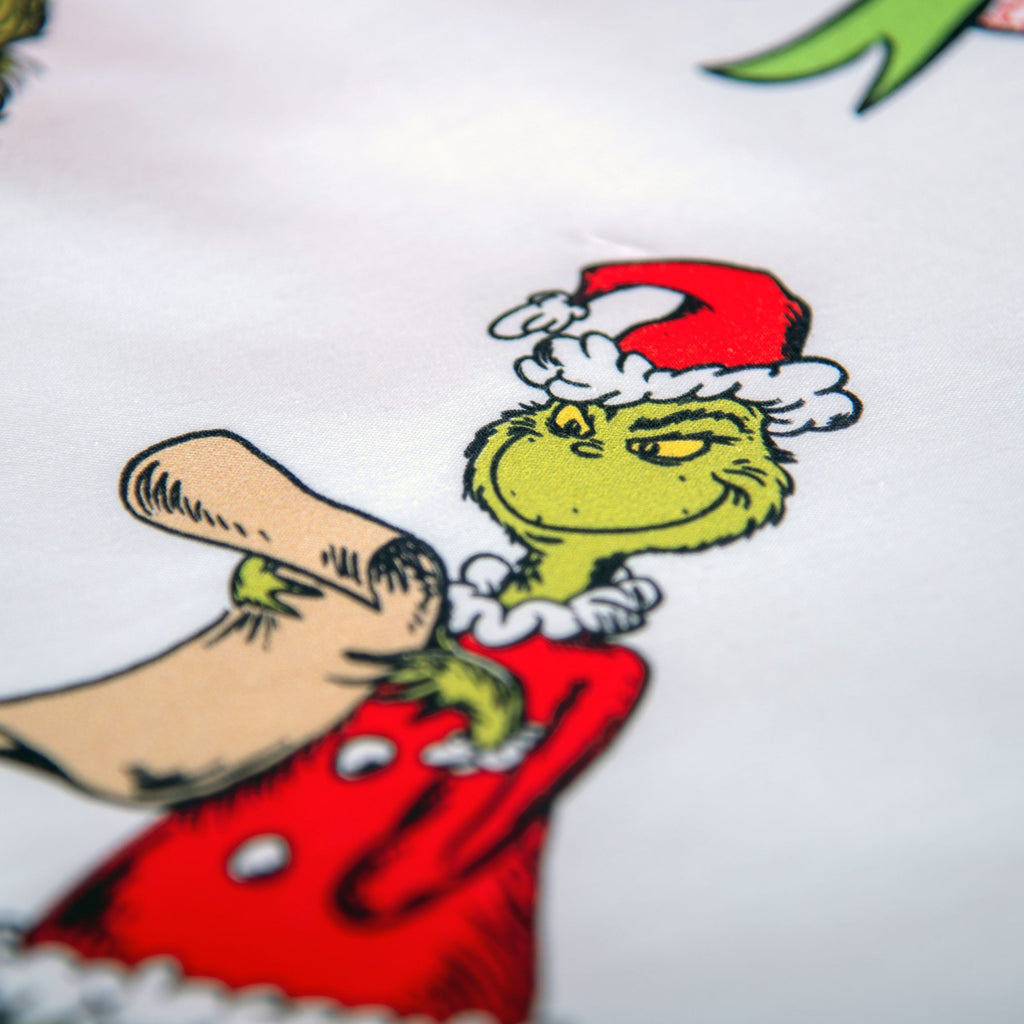 Nahaufnahme des Flanell-Bettbezugs mit Grinch im Weihnachtsmann-Kostüm und Wunschliste
