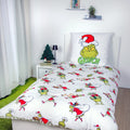 Grinch Winterbettwäsche ‘Merry Grinchmas’ auf einem Bett im weihnachtlich dekorierten Schlafzimmer