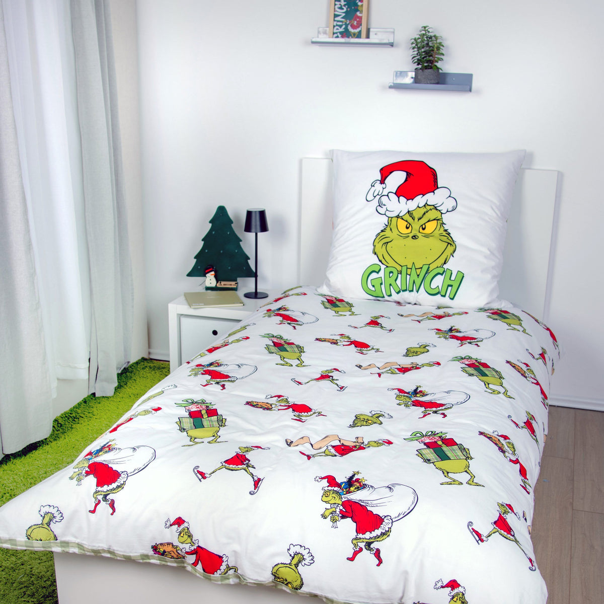 Grinch Winterbettwäsche ‘Merry Grinchmas’ auf einem Bett im weihnachtlich dekorierten Schlafzimmer