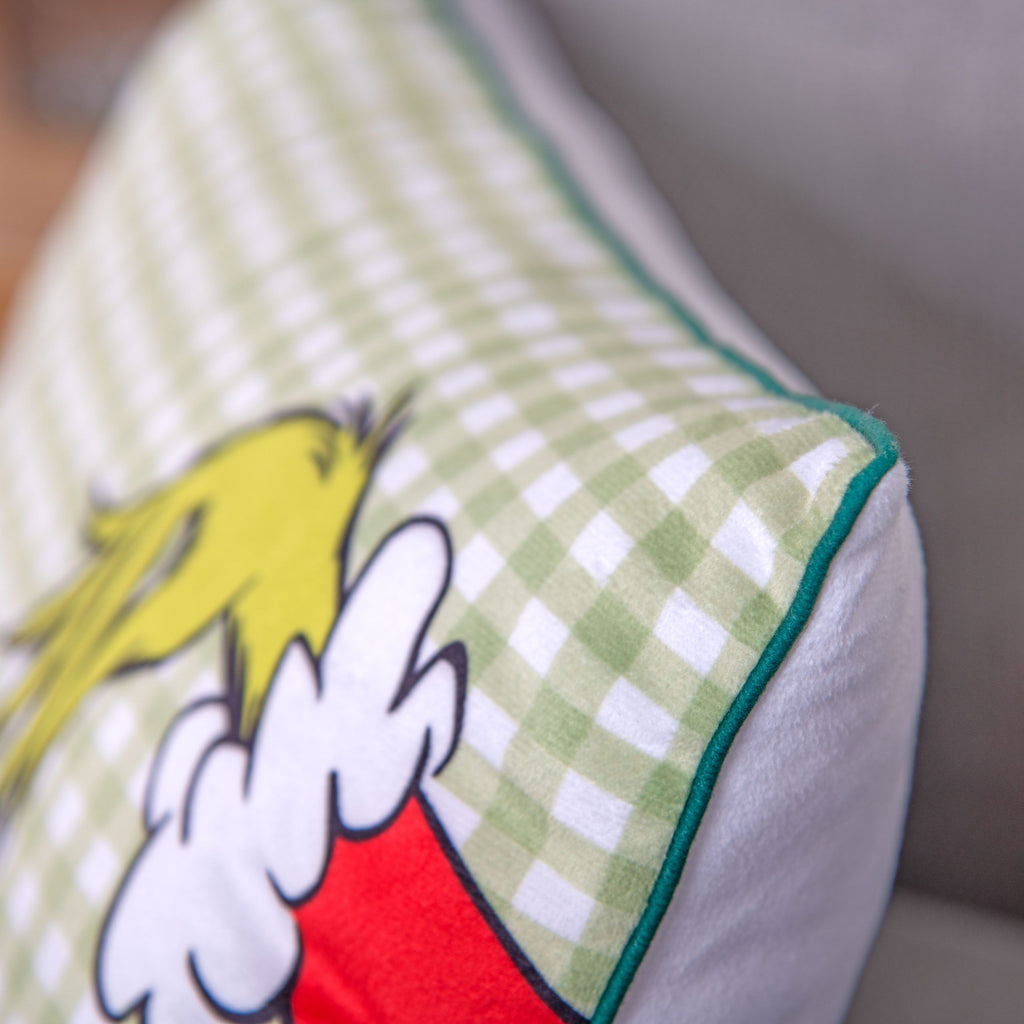 Nahaufnahme des grünen Kederrands und des Soft-Velboa-Bezugs am Grinch Kuschelkissen