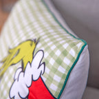 Nahaufnahme des grünen Kederrands und des Soft-Velboa-Bezugs am Grinch Kuschelkissen