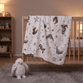 Harry Potter Babydecke Wizard in Training über Babybett-Gitter bei warmem Abendlicht