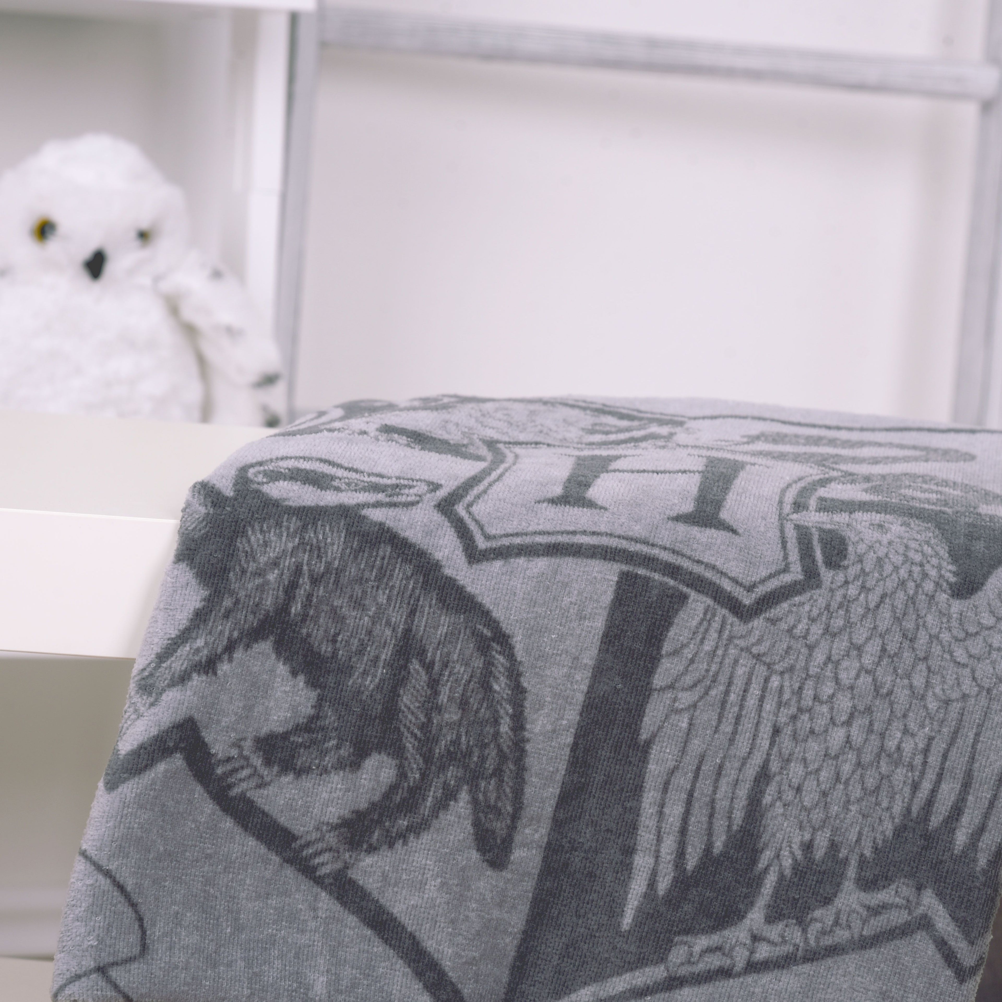 Nahaufnahme des Hogwarts-Wappens auf dem Harry Potter Badetuch