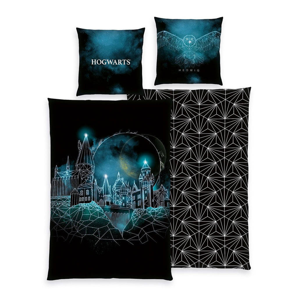 Harry Potter Bettwäsche-Set ‘Geometric Hogwarts’ 135 x 200 cm: Bettbezug mit Hogwarts in türkisen Lichtlinien auf Schwarz, Wendeseite mit weißem Liniennetz, Kissen 80 x 80 cm mit Hogwarts-Schriftzug und Hedwig