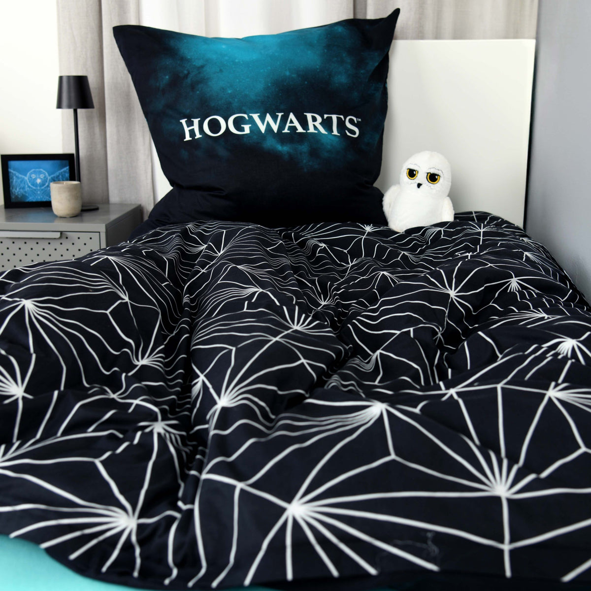 Wendeseite der Harry Potter Bettwäsche ‘Geometric Hogwarts’ mit weißem Liniennetz auf Schwarz
