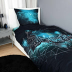 Harry Potter Bettwäsche ‘Geometric Hogwarts’ auf einem Bett, Kissen mit Hedwig in Lichtlinien