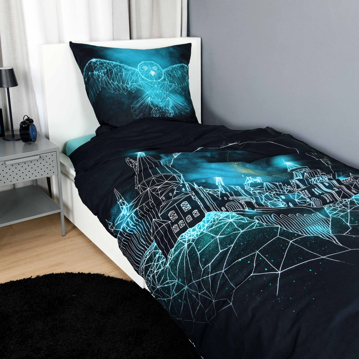 Harry Potter Bettwäsche ‘Geometric Hogwarts’ auf einem Bett, Kissen mit Hedwig in Lichtlinien