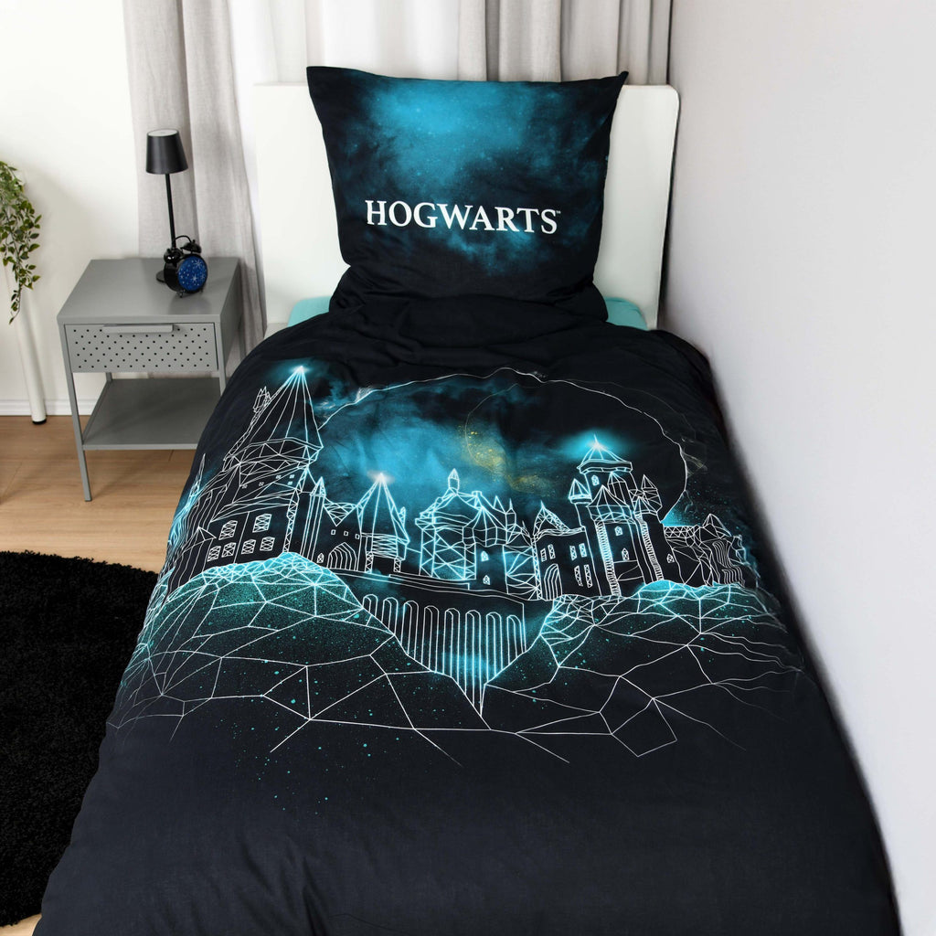 Harry Potter Bettwäsche ‘Geometric Hogwarts’ frontal auf einem Bett im Jugendzimmer