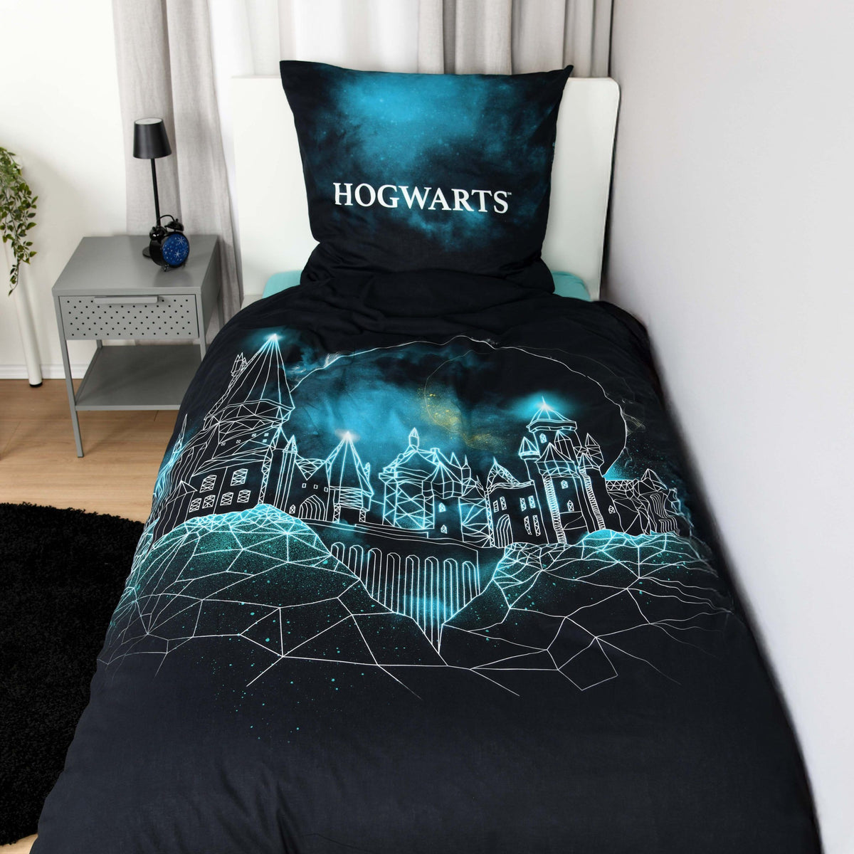 Harry Potter Bettwäsche ‘Geometric Hogwarts’ frontal auf einem Bett im Jugendzimmer