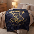 Harry Potter Fleecedecke Houses of Hogwarts ausgebreitet auf Bett im Jugendzimmer