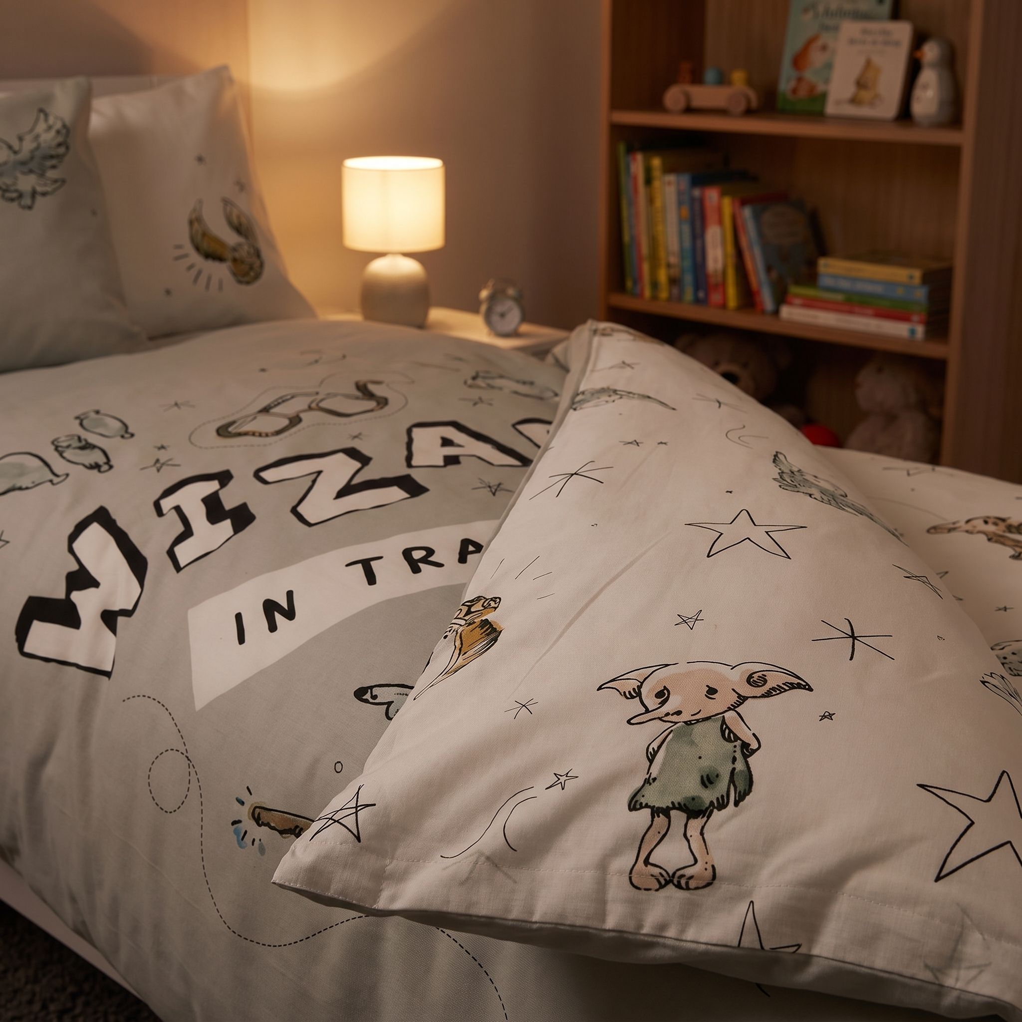Detail der Harry Potter Kleinkindbettwäsche mit Dobby-Motiv bei gemütlichem Lampenlicht