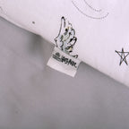 Gewebtes Harry-Potter-Label und Hedwig auf dem Schlafoverall